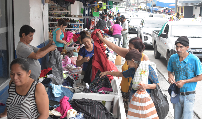 Hasta ropa de un lempira hallan los sampedranos en «agachones» – EL PAIS