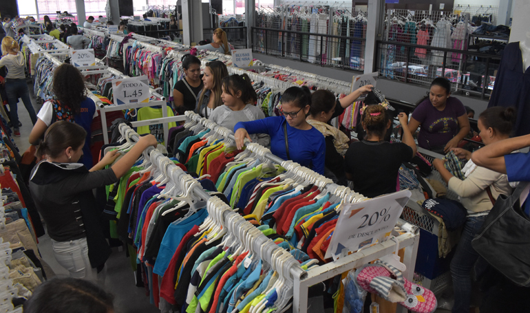 Hasta ropa de un lempira hallan los sampedranos en «agachones» – EL PAIS