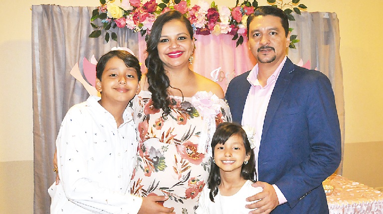 Claudia Melissa Quintanilla de López, junto a su esposo, Juan Francisco López y sus hijos, Ariana y Leonardo.
