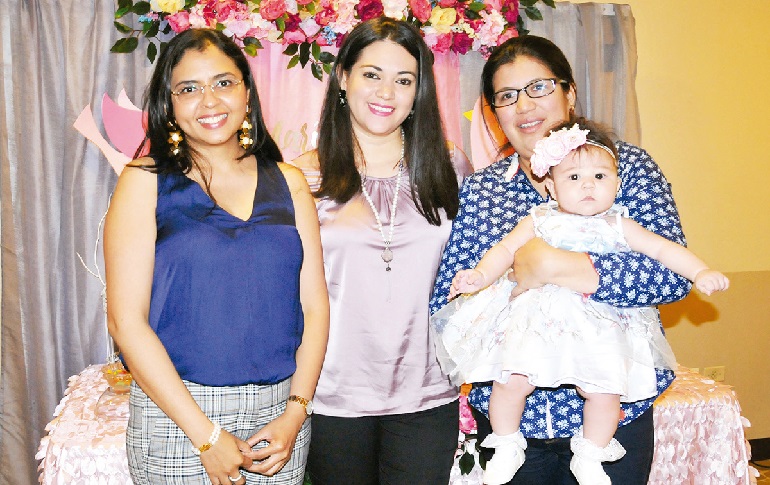 Bertha López, Wendy López, Kenia López y la pequeña Elena Díaz.