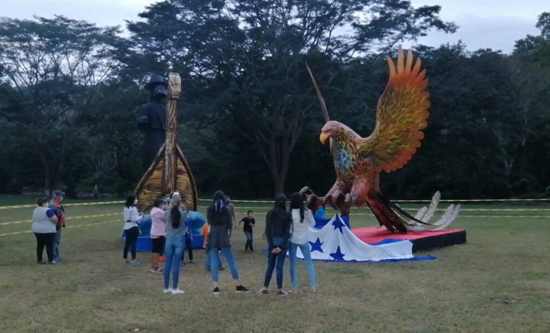 Médicos hondureños homenajeados en Paseo Real de las Chimeneas Gigantes