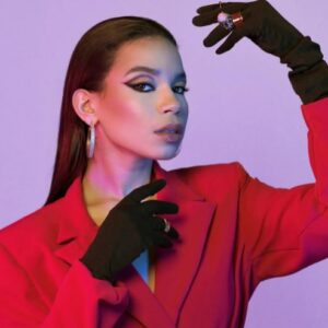 Angie Flores arrasa en YouTube con su nuevo sencillo “Mírame”