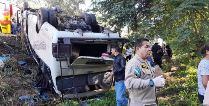 Al menos 20 heridos en volcamiento de un bus en Honduras