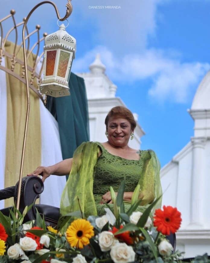 María Eugenia López fue coronada como Reina de los JuegosFlorales, como reconocimiento a su contribución en la promoción del arte y la cultura.