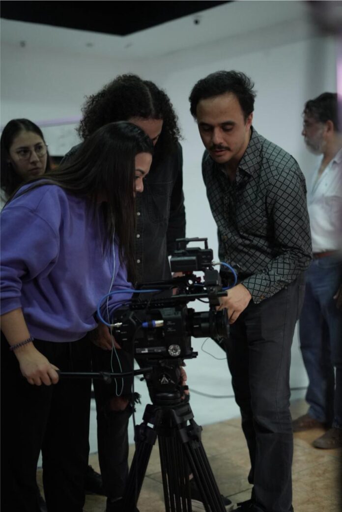 El director mexicano XavierRodríguez Treviño, enseñando
a los estudiantes