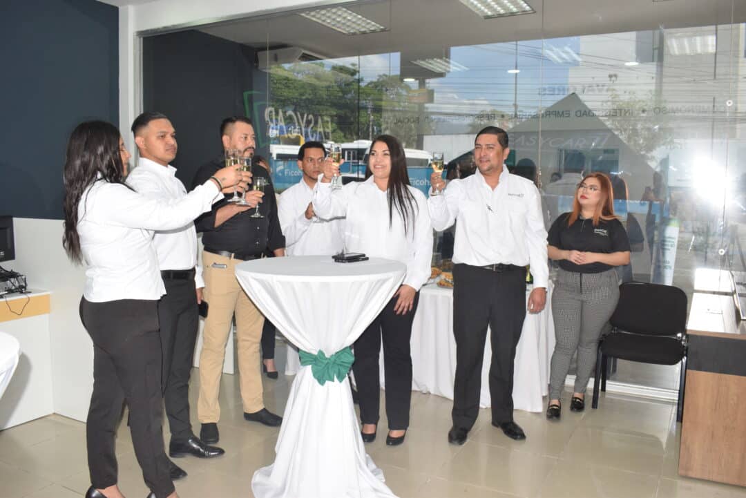 Brindando por el éxito de esta nueva agencia, la primera en San Pedro Sula.