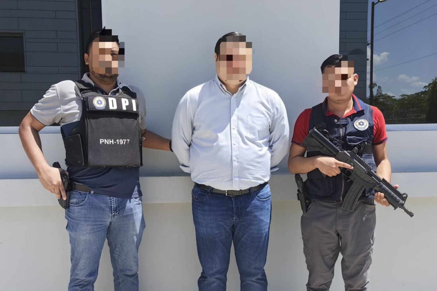 Detienen a abogado por intentar revelar identidad de testigo