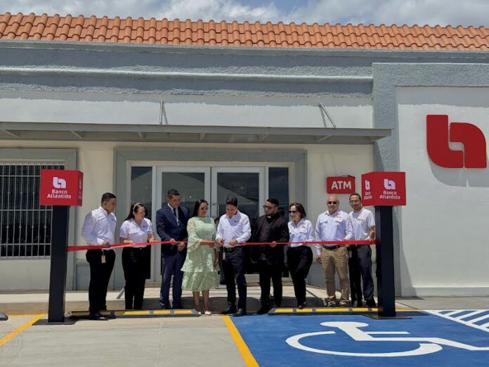 Con el tradicional corte de cinta se dio por inaugurada esta agencia.