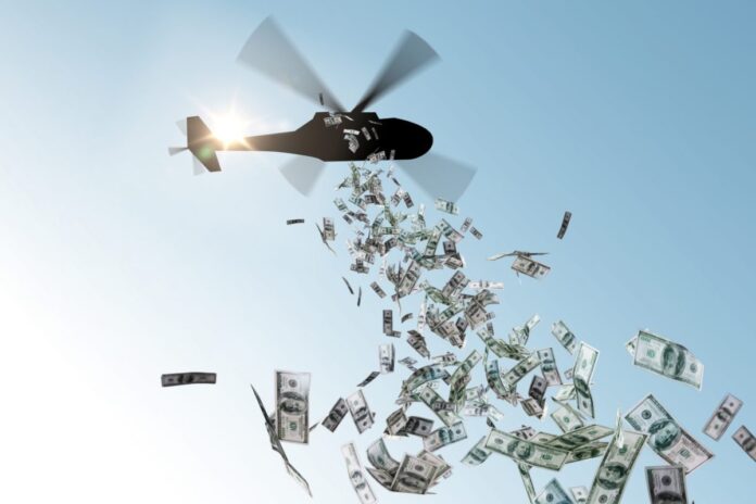 dinero desde un helicóptero