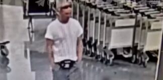 Hombre lanza a niño