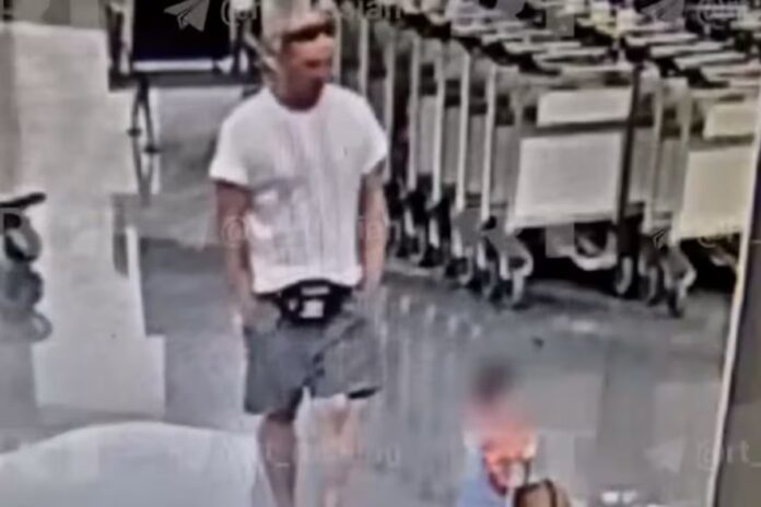 Hombre lanza a niño