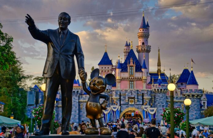 Pareja vivió en Disneyland
