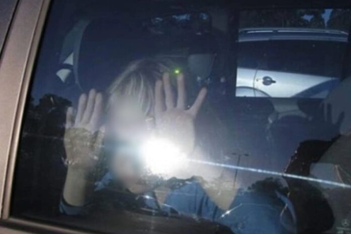 Niño muere en auto