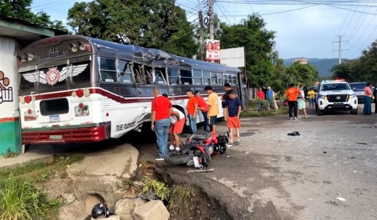 Choque entre autobuses provoca caos vehicular en Villanueva