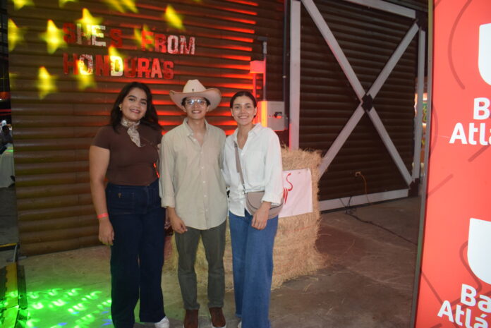 Victoria Flores, Diego Amaya y Karla Discua.