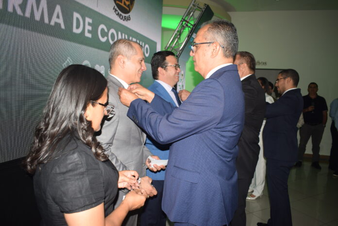 Como parte de los actos se realizó un intercambio de pines de UTH y el CAH.