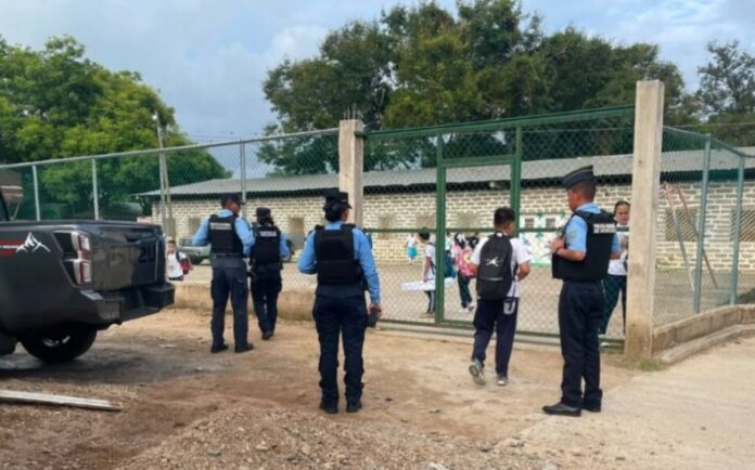 Policía centros educativos hoy