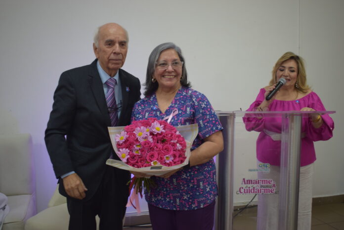 El doctor Maurizio Chiovelli, gerente general de Aguas de San Pedro, entregóun reconocimiento especial a la Dra. Suyapa Bejarano, especialista en
oncología, por su amplia trayectoria.